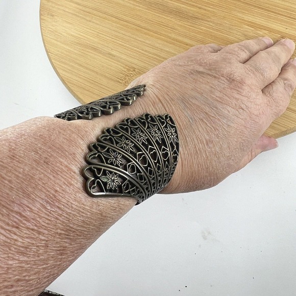 Vintage Hinged Clamp Bracelet Heart Floral Filigree Brass Feminine Bohemian - Picture 6 of 7